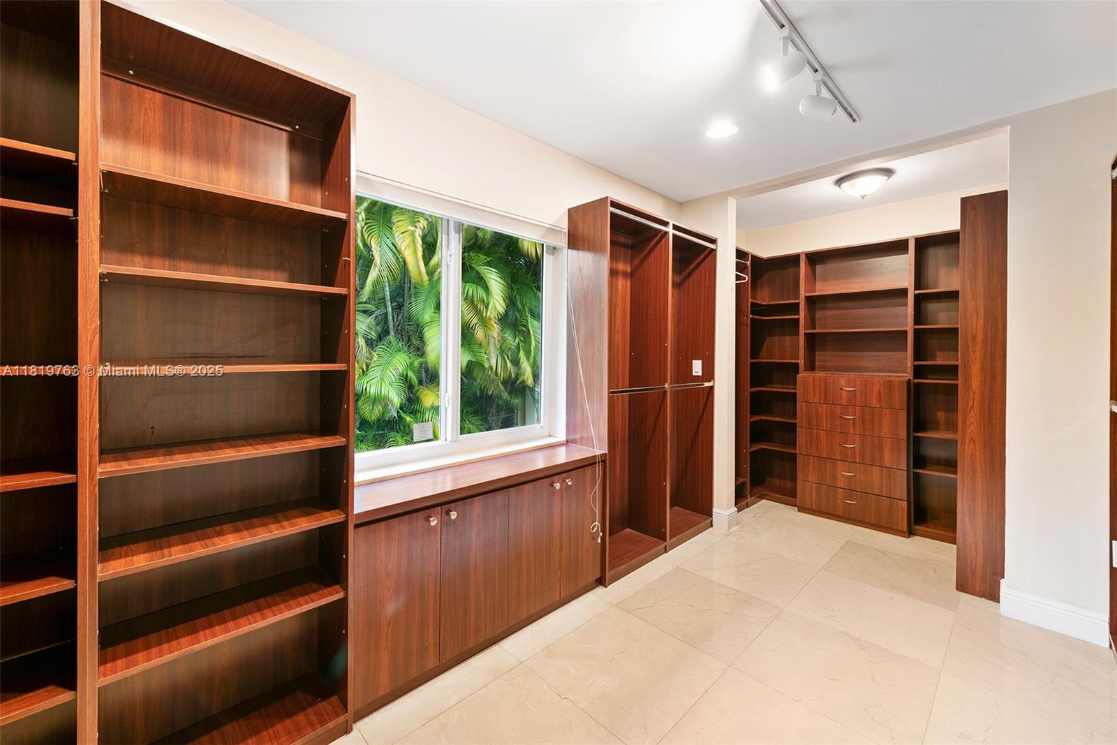 CUTLER BAY ESTATES - Residential