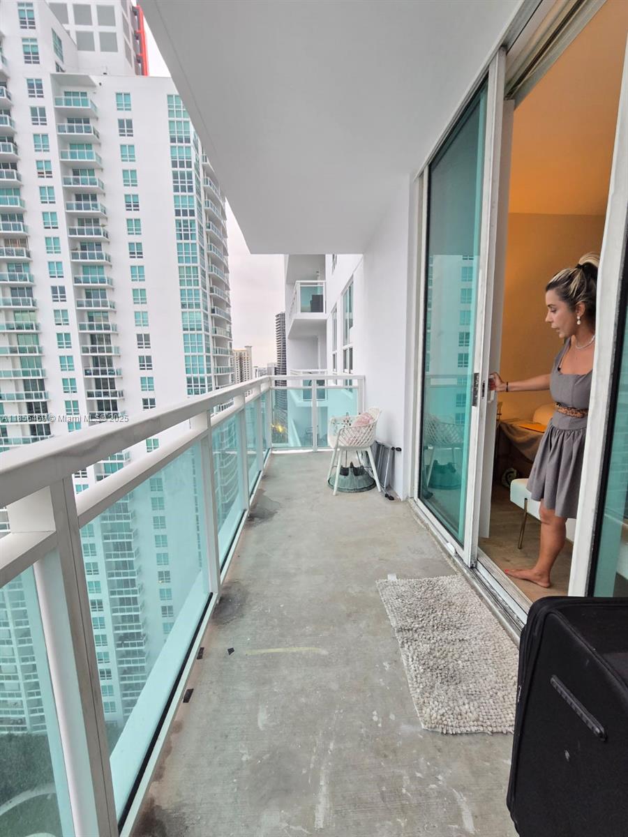 GREAT 1 BED 1 BATH UNIT AT THE EXCLUSIVE PLAZA ON BRICKELL * AMAZING CITY VIEW * STAINLESS STELLAPPLIANCES * FITNESS CENTER AND SPA, STEAM ROOM, CLUB ROOM WITH BILLARDS, WINE STORAGE ROOM,FULL SERVICE BUSINESS CTR. WIFI IN COMMON AREAS. ENERGY EFFICIEN T A/C AND HURRICANE RESISTANTWINDOWS. LIVE IN THE HEART OF BRICKELL. THE HOTTEST NEWEST BUILDING!!