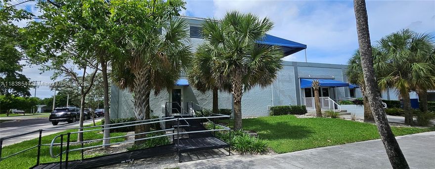 Spacious Office suite with an additional private room, full bathroom,sauna & kitchenette located in a Medicalbuilding on the Hollywood circle. Tenant pays Internet. Office size is an approximation. The office is currently equiped for a rehabilitation business. Monthly price does not include CAM. Includes 1 assigned Parking Space. Additional Spots may be aquired for an additional $200 per spot.