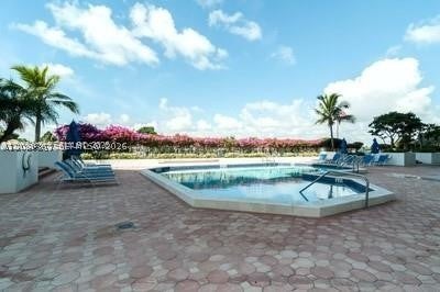 5700 Collins Ave 8M