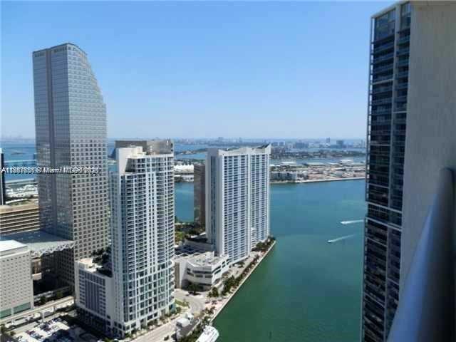 Spacious and bright 1-bedroom residence at Icon Brickell, featuring stunning views and an open, modern design. Floor-to-ceiling windows fill the space with natural light, creating an elegant and inviting atmosphere. 5-Star Amenities: Expansive infinity-edge pool overlooking Biscayne Bay, State-of-the-art fitness center and spa, Multiple on-site restaurants and cafés, Movie theater and game room, 24/7 concierge, valet, and security, Marina access