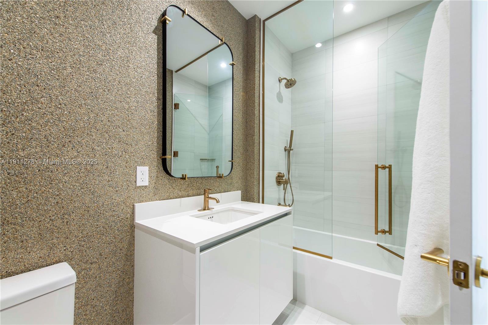 MR.C RESIDENCES COCONUT G - Residential