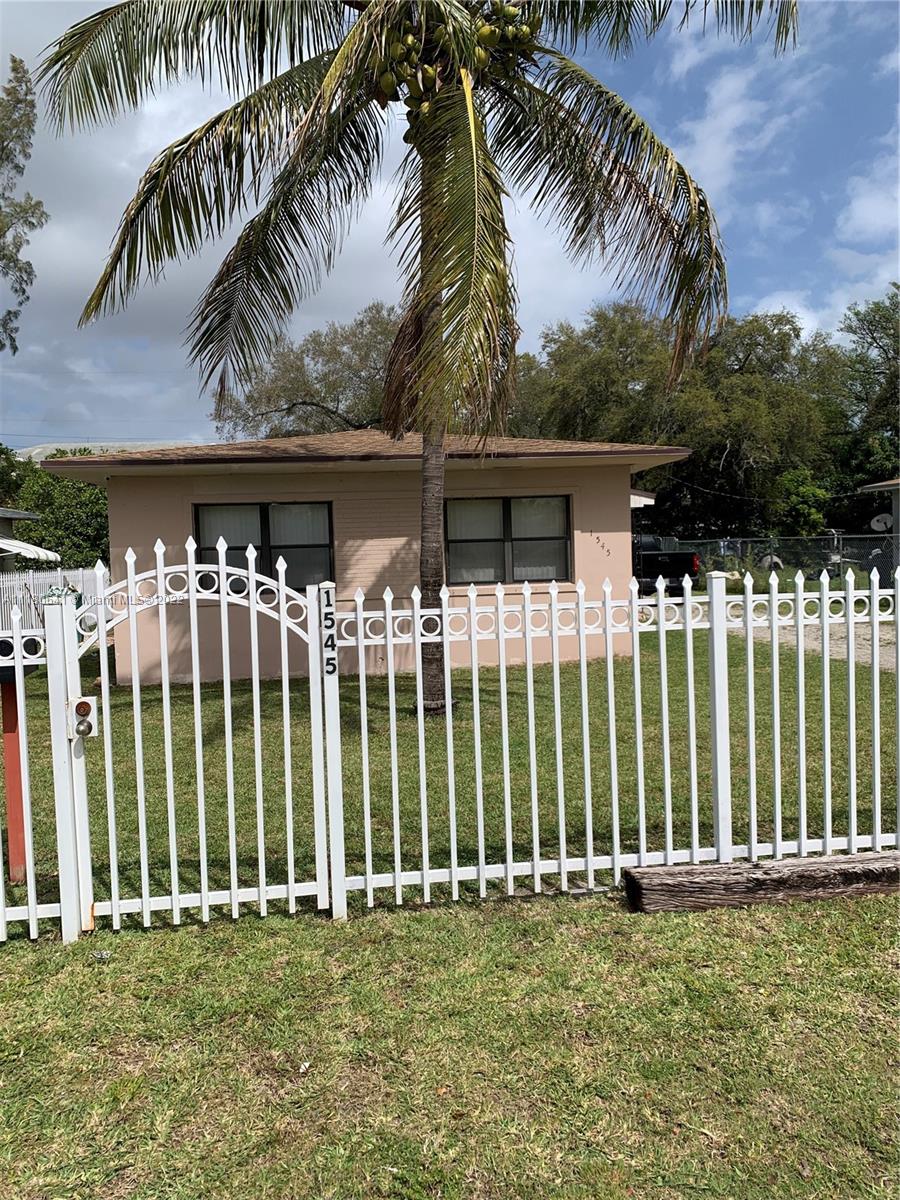 Fantastic 2/1 Half duplex with upgraded kitchen and bathroom. Large fenced yard. No HOA approval required. Unit is available.