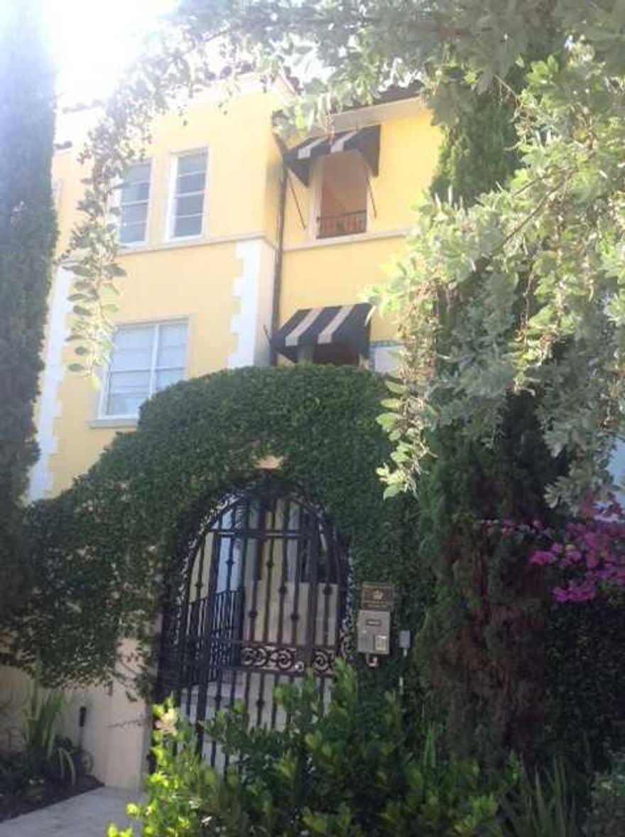 GORGEOUS COMPLETLY FURNISHED UNIT,PLENTY OF LIGHT, ONE BEDROOM PLUS DEN  WITH WINDOW ON THE MOST SELECTED BOUTIQUE BUILDING IN ONE OF THE BEST NEIGHBORHOODS,A TRUE COZY AND HISTORICAL GEM. THIS ALL REMODELED CONDO HAS BAMBOO FLOORS, STAINLESS STEEL APPLIA NCES, GAS STOVE,COMBO W/D,MICROWAVE, REFRIGERATOR.POOL,GATED GARAGE, COURTYARDS AND LOUNGE BY THE CANAL.CLOSE TO THE BEACH, SHOPS AND RESTAURANTS