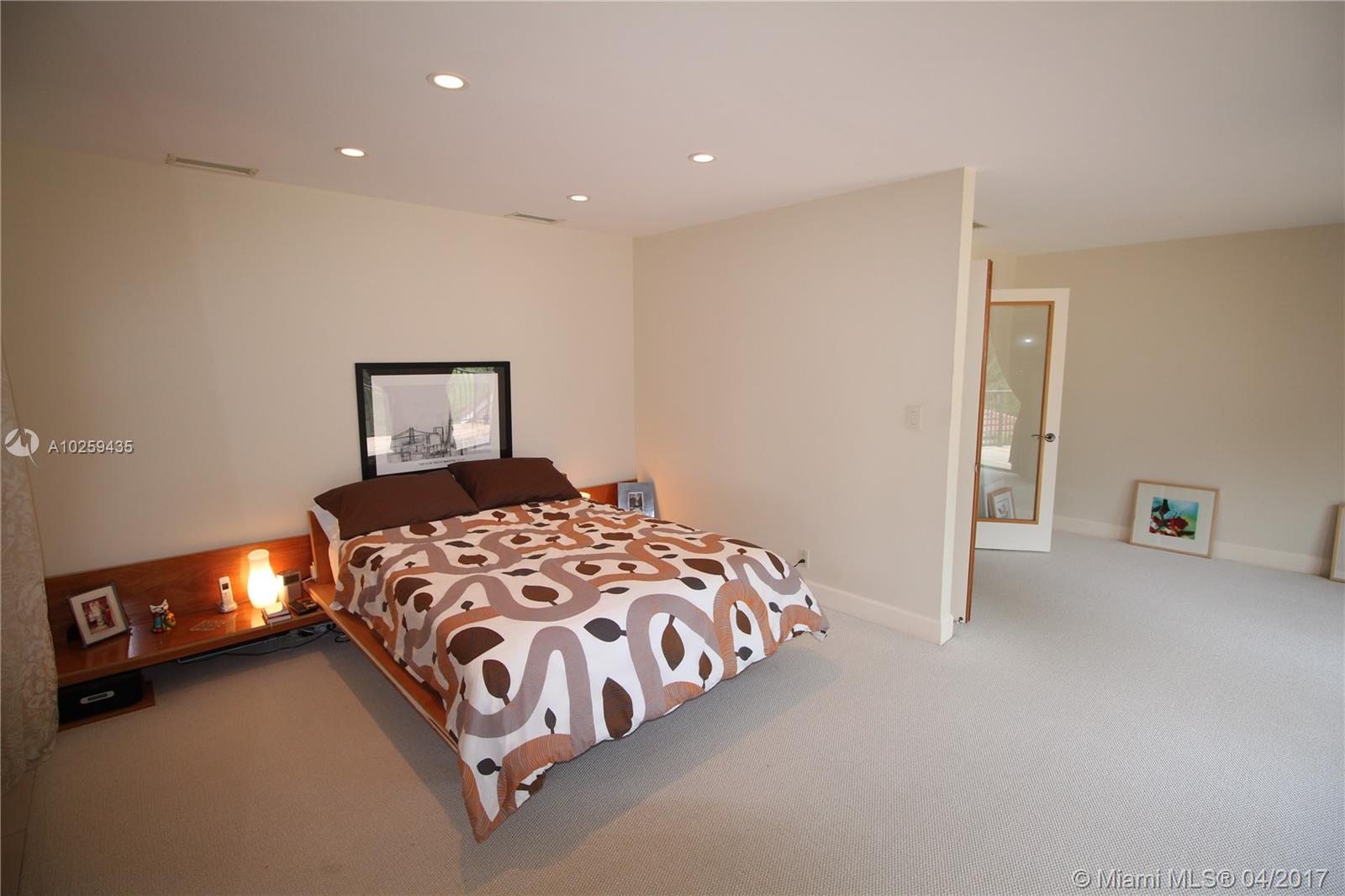 HOLLOWS OF DEER CREEK CON - Residential