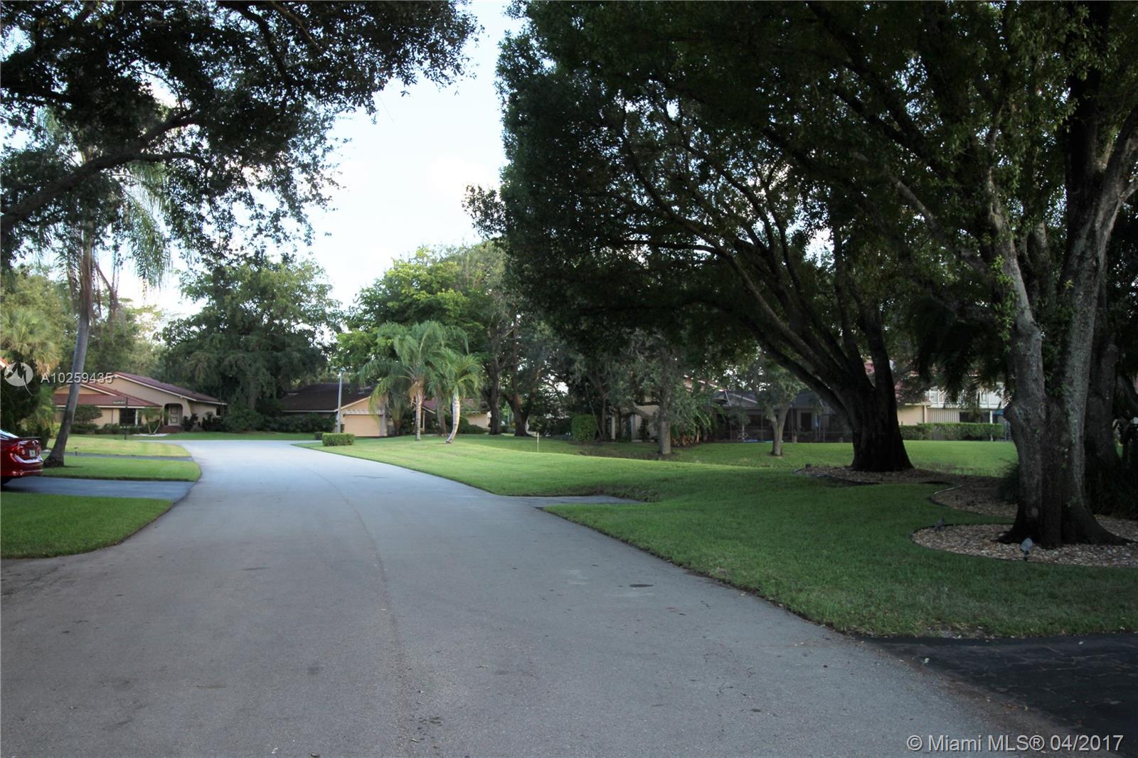 HOLLOWS OF DEER CREEK CON - Residential