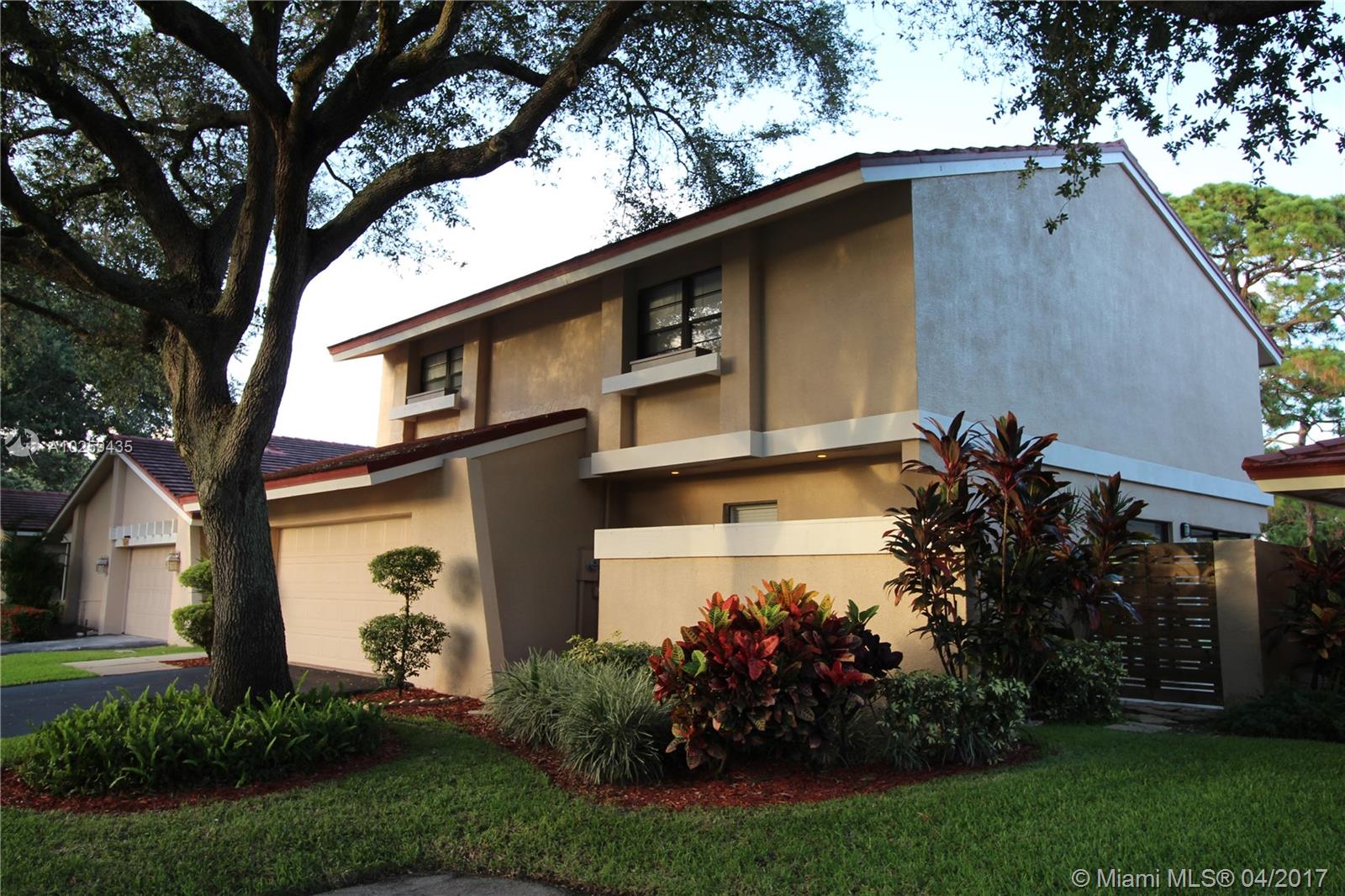 HOLLOWS OF DEER CREEK CON - Residential