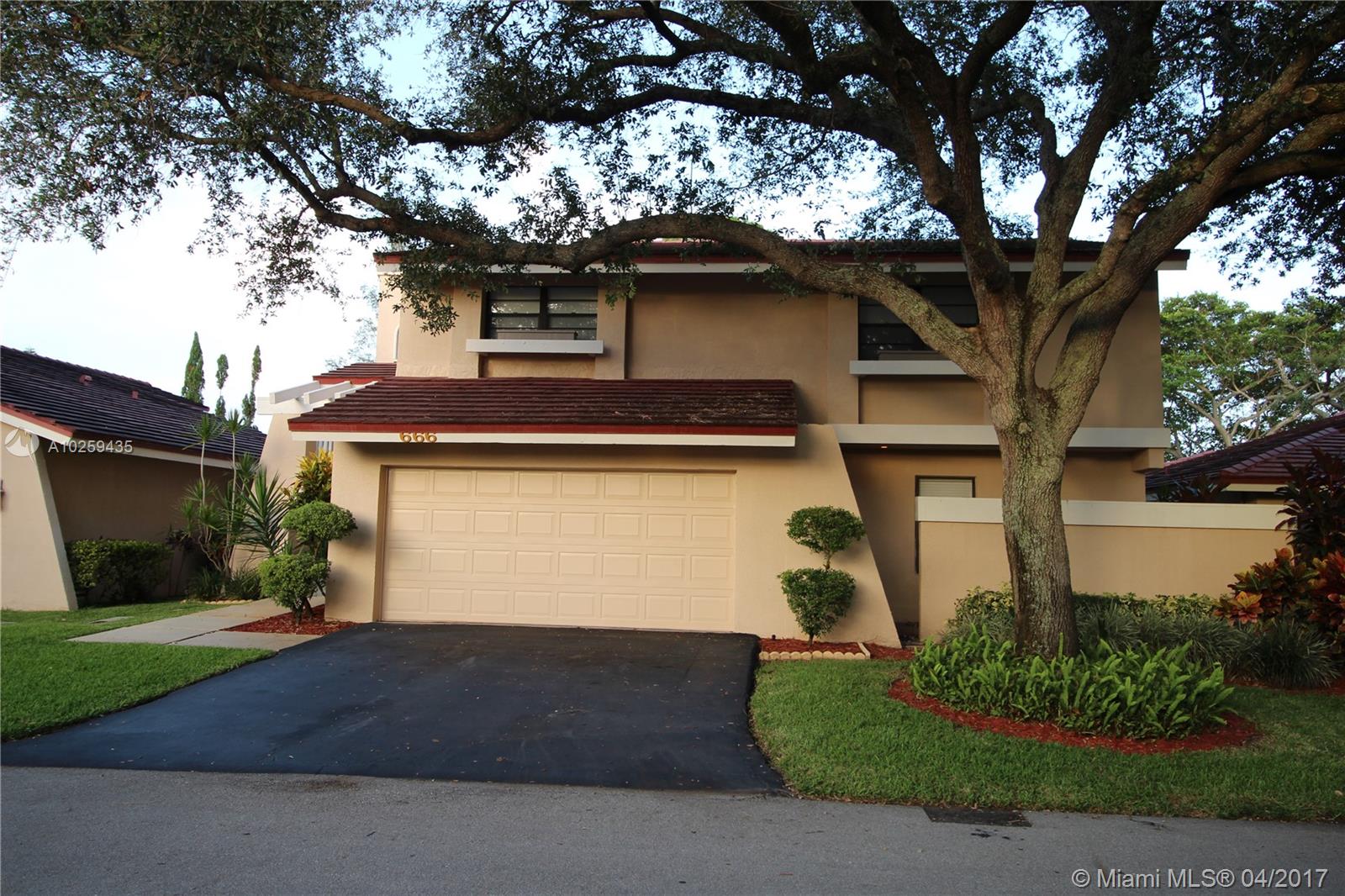 HOLLOWS OF DEER CREEK CON - Residential