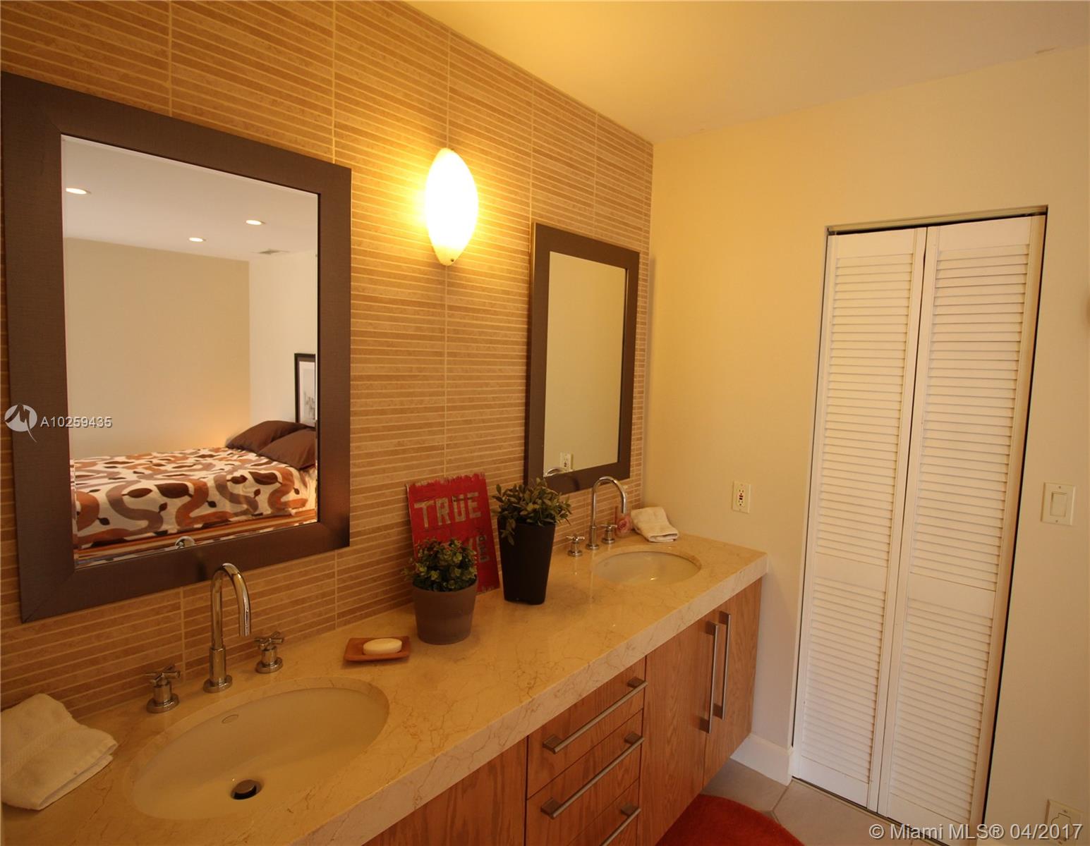 HOLLOWS OF DEER CREEK CON - Residential