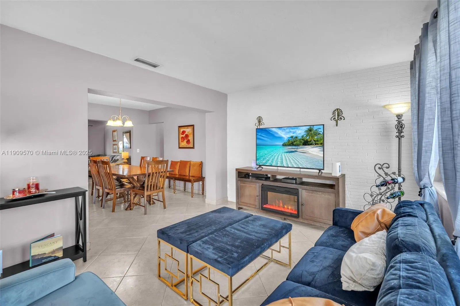 Pembroke Pines, Florida 33024, United States, 4 Bedrooms Bedrooms, ,2 BathroomsBathrooms,Residential,Active,239710