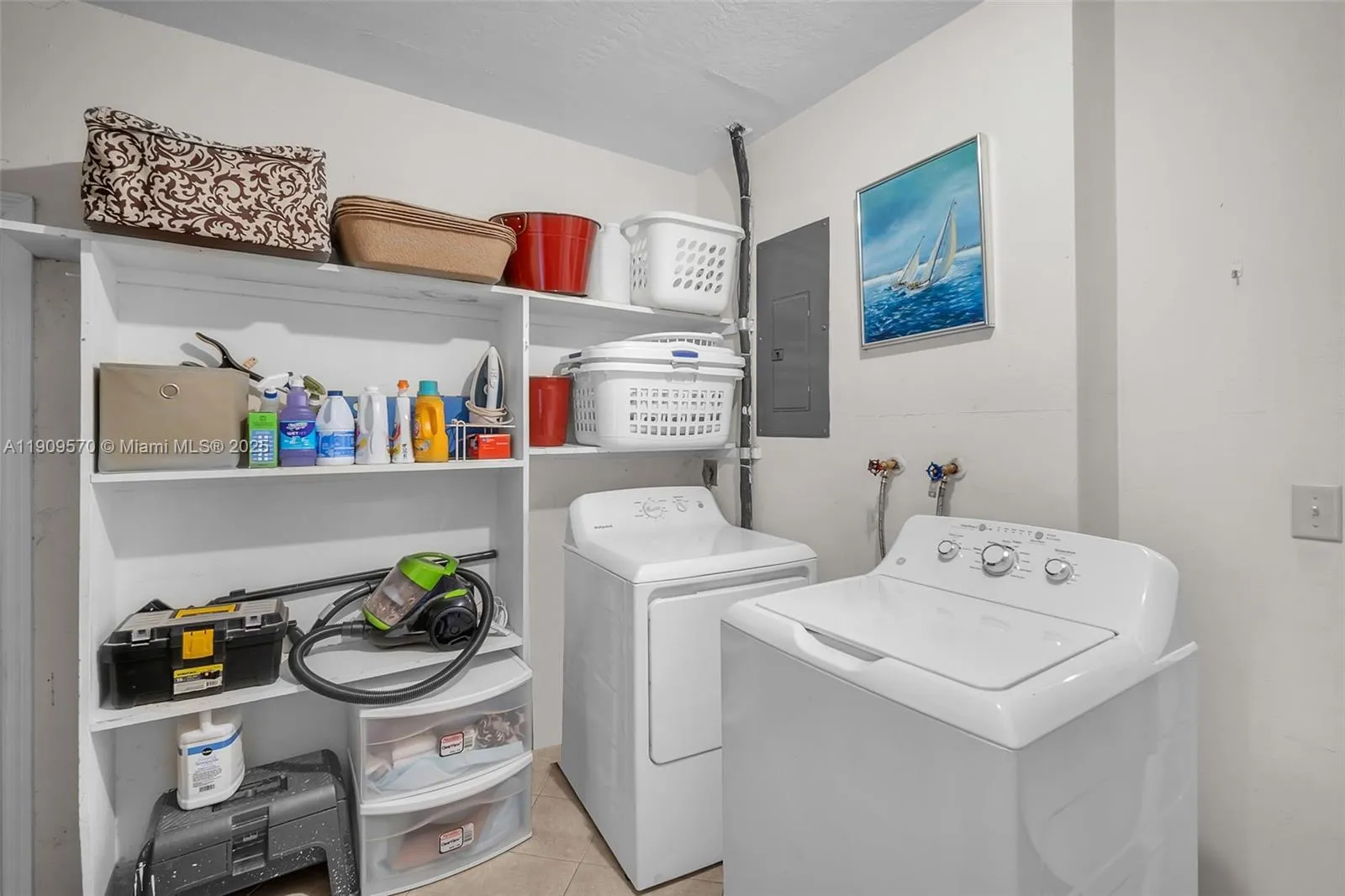 Pembroke Pines, Florida 33024, United States, 4 Bedrooms Bedrooms, ,2 BathroomsBathrooms,Residential,Active,239710