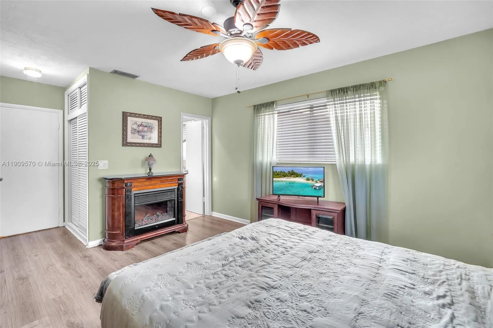 Pembroke Pines, Florida 33024, United States, 4 Bedrooms Bedrooms, ,2 BathroomsBathrooms,Residential,Active,239710