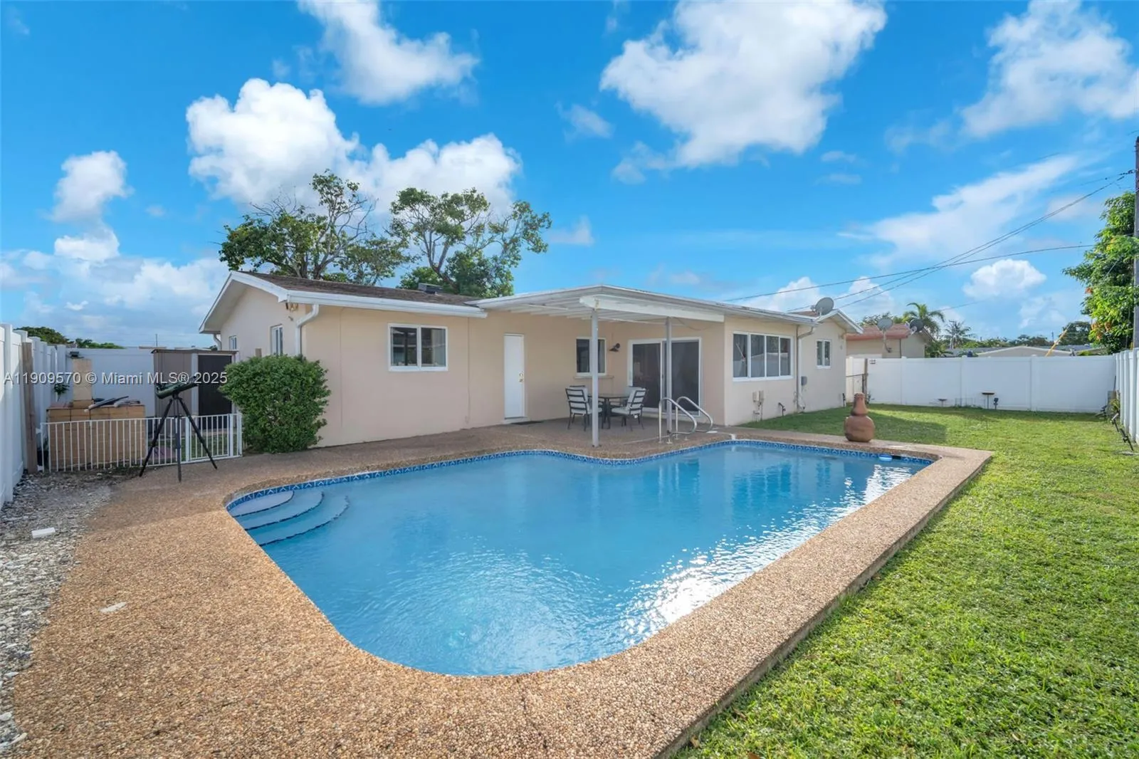 Pembroke Pines, Florida 33024, United States, 4 Bedrooms Bedrooms, ,2 BathroomsBathrooms,Residential,Active,239710