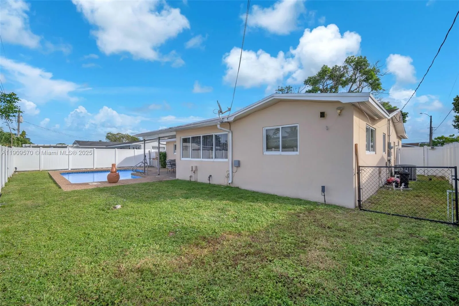 Pembroke Pines, Florida 33024, United States, 4 Bedrooms Bedrooms, ,2 BathroomsBathrooms,Residential,Active,239710