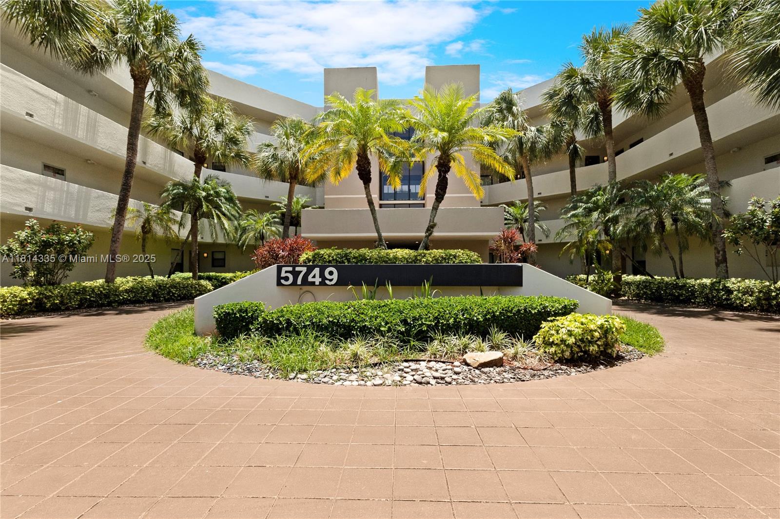 Beautifully maintained 2BR/2BA condo in desirable Boca Del Mar. Located in a guard-gated community with pools and tennis courts. Just 5 miles to Boca Raton Beach and minutes to Sugar Sand Park and Town Center Mall. Also enjoy shopping, dining, and concerts at Mizner Park. This is the best of Boca living in a peaceful setting perfect for a year-round residence or seasonal retreat.