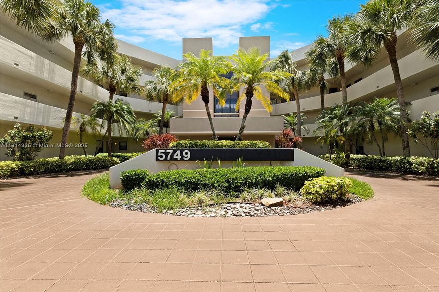 Beautifully maintained 2BR/2BA condo in desirable Boca Del Mar. Located in a guard-gated community with pools and tennis courts. Just 5 miles to Boca Raton Beach and minutes to Sugar Sand Park and Town Center Mall.  Also enjoy shopping, dining, and concerts at Mizner Park.  This is the best of Boca living in a peaceful setting perfect for a year-round residence or seasonal retreat.