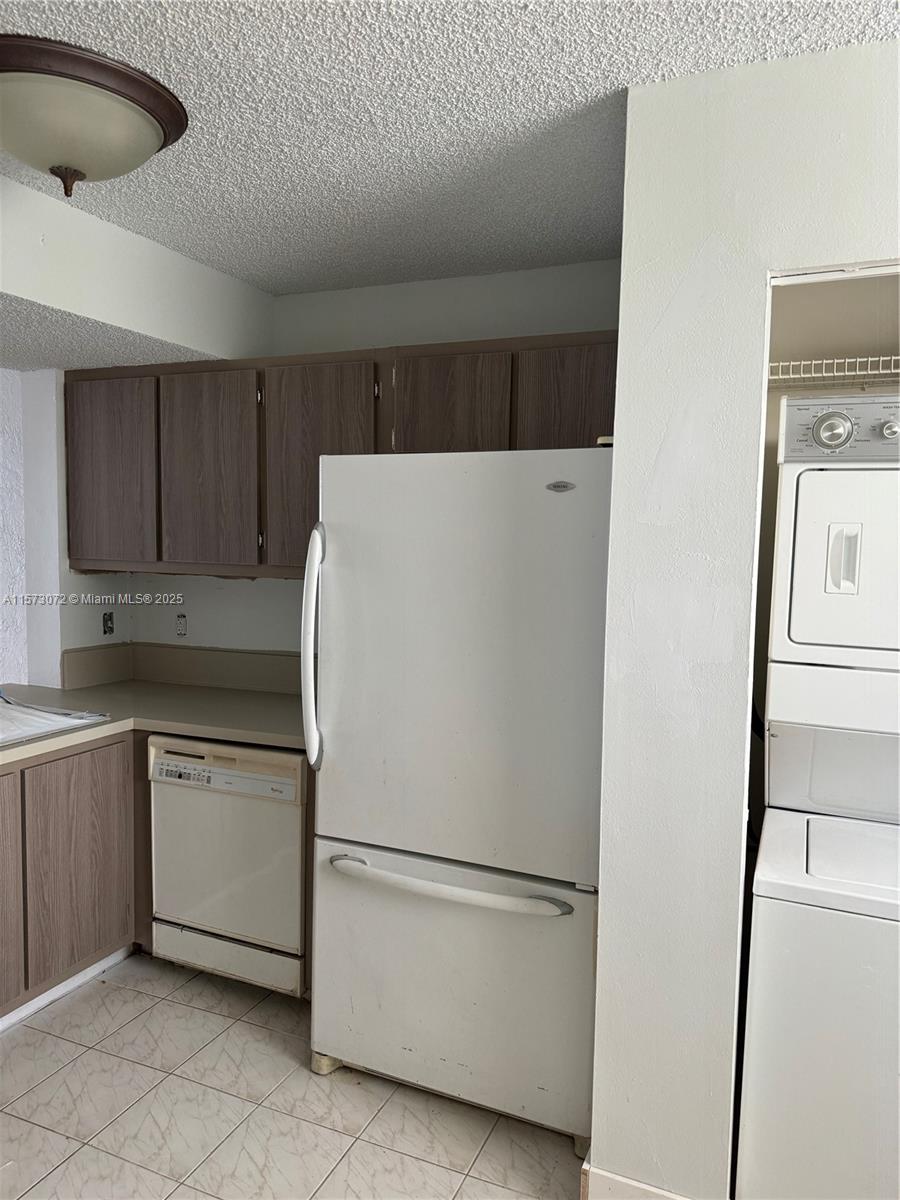 LAKE EMERALD CONDOMINIUM - Residential