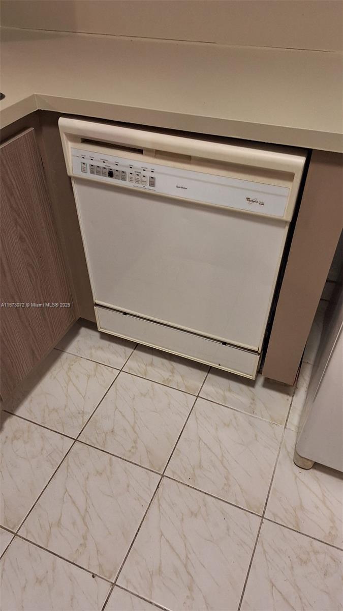 LAKE EMERALD CONDOMINIUM - Residential