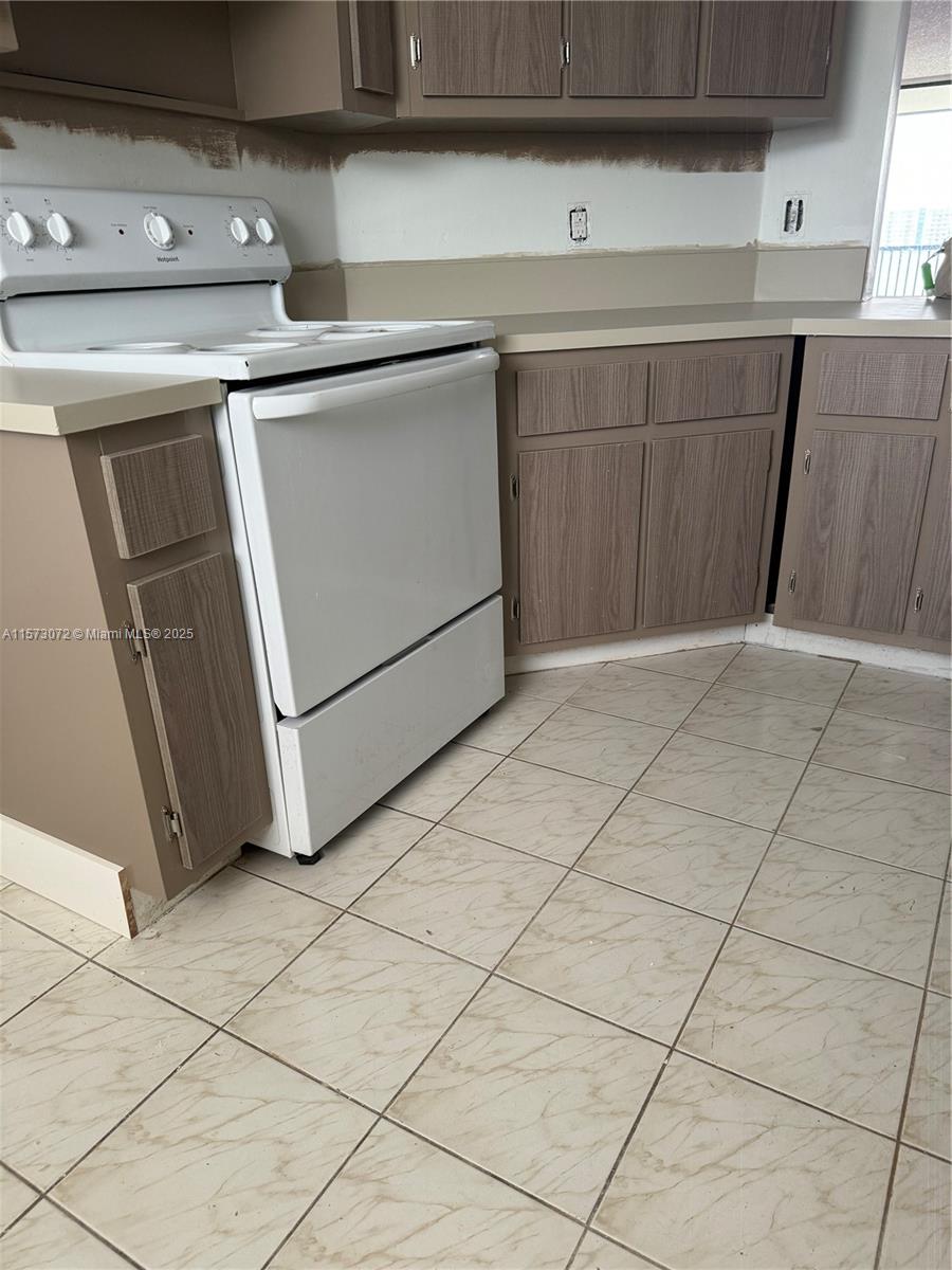 LAKE EMERALD CONDOMINIUM - Residential