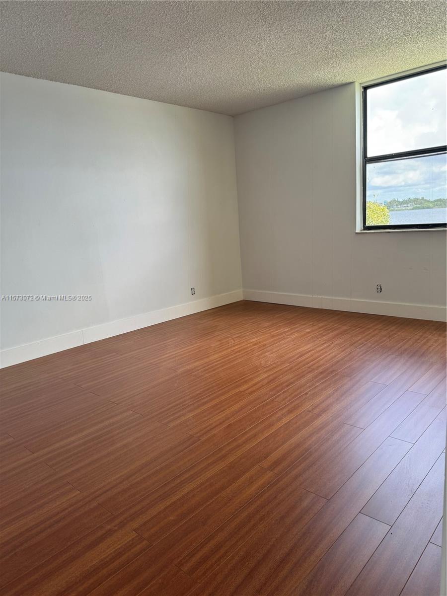 LAKE EMERALD CONDOMINIUM - Residential