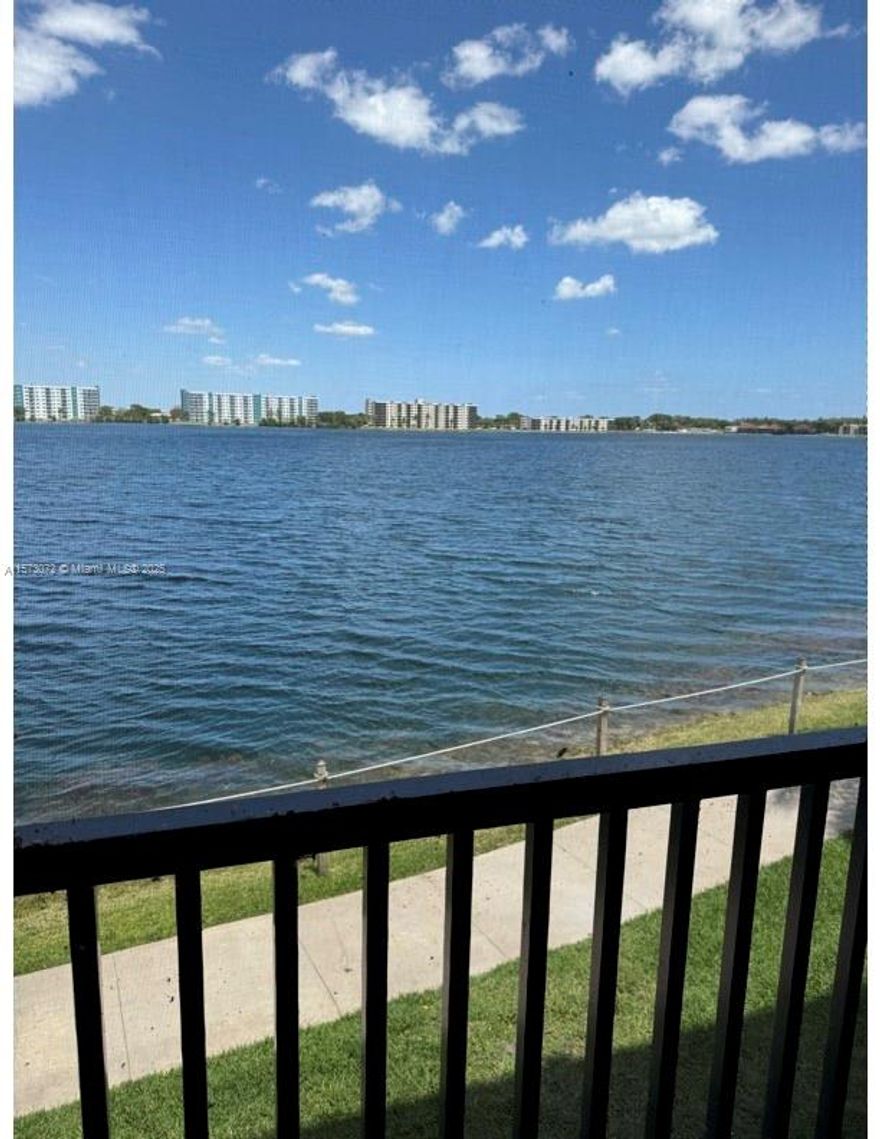 THIS 2/2 IS LOCATED IN A WONDERFUL GATED COMMUNITY ON A BEAUTIFUL 168 ACRE LAKE. EXCELENT INVESTOR OPORTUNITY,LAKE VIEW,NEW FLOORING,NEW A/C, KITCHEN AND BATHROOMS SEMI-REMODELED,RESORT LIKE LIVING AT AN AFFORDABLE PRICE MULTIPLE POOLS,CLUB HOUSE,TENNIS COURTS,FITNESS CENTER,POOL RESTAURANTAND MORE,SELLER WILL PAY ASSESMENTS,CAN RENT IMMEDIATELY,HOA CREDIT 680