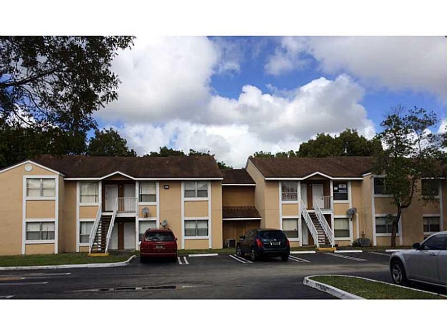 INVESTOR'S OPPORTUNITY -NICE AND COZY 1 BEDROOM 1 BATH CONDO.ALL TILE, STAINLESS STEAL APPLIANCES, WASHER/DRYER IN THE UNIT, SCREENED PATIO.NICE AMENITIES.CLOSE TO SCHOOLS, SHOPPINGS, AND TRANSPORTATION. PROPERTY RENTED TILL JAN 2016.