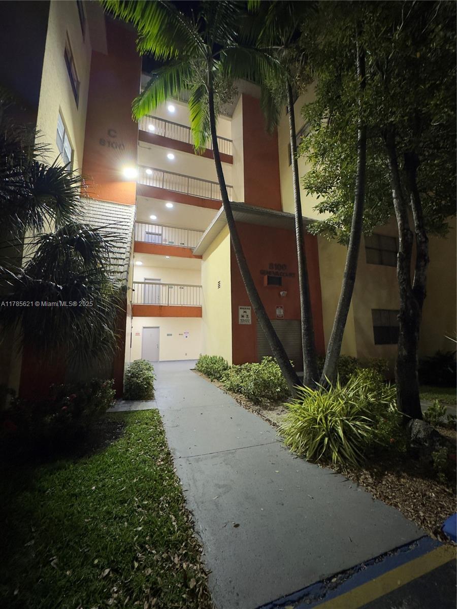 Rental Property at 8100 Geneva Ct 344, Doral, Miami-Dade County, Florida - Bedrooms: 1 
Bathrooms: 1  - $1,900 MO.