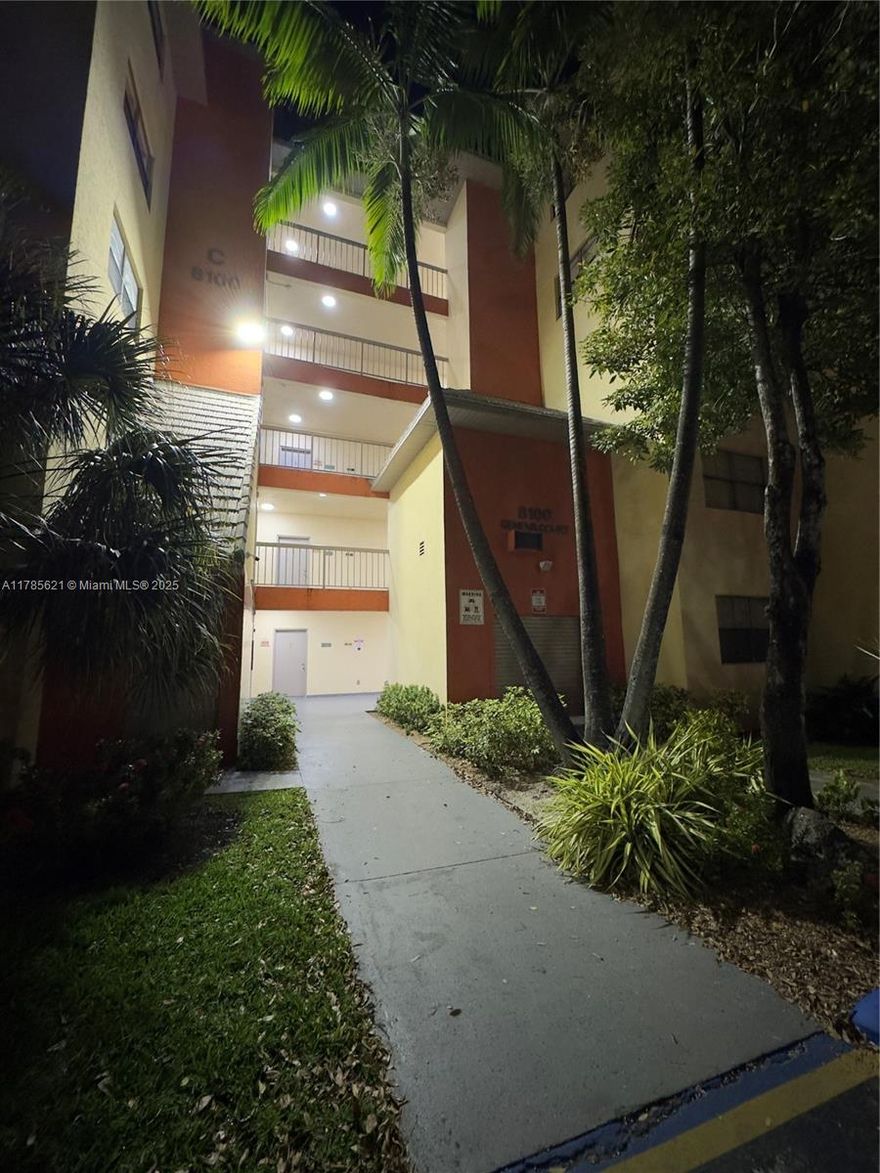 Great location located near Downtown Doral. This recently painted unit features one large bedroom with a walking
closet and one full bathroom. The community offers four pools, tennis courts, a gym, and 24-hour security. Washer
and dryer inside the unit. Nice balcony. The property is located close to Downtown Doral, restaurants, and highways.