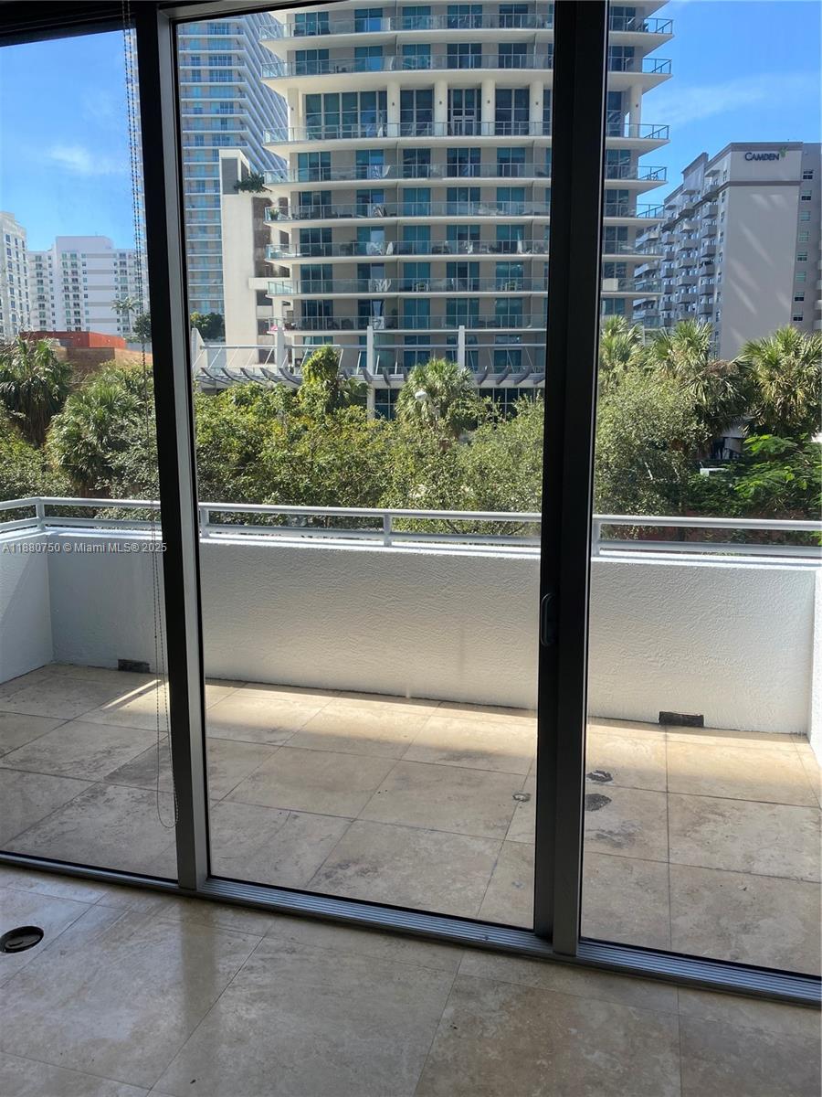Excellent lofy in 1050 brickell. Walking distance to restaurants, shops and Brickell city center.