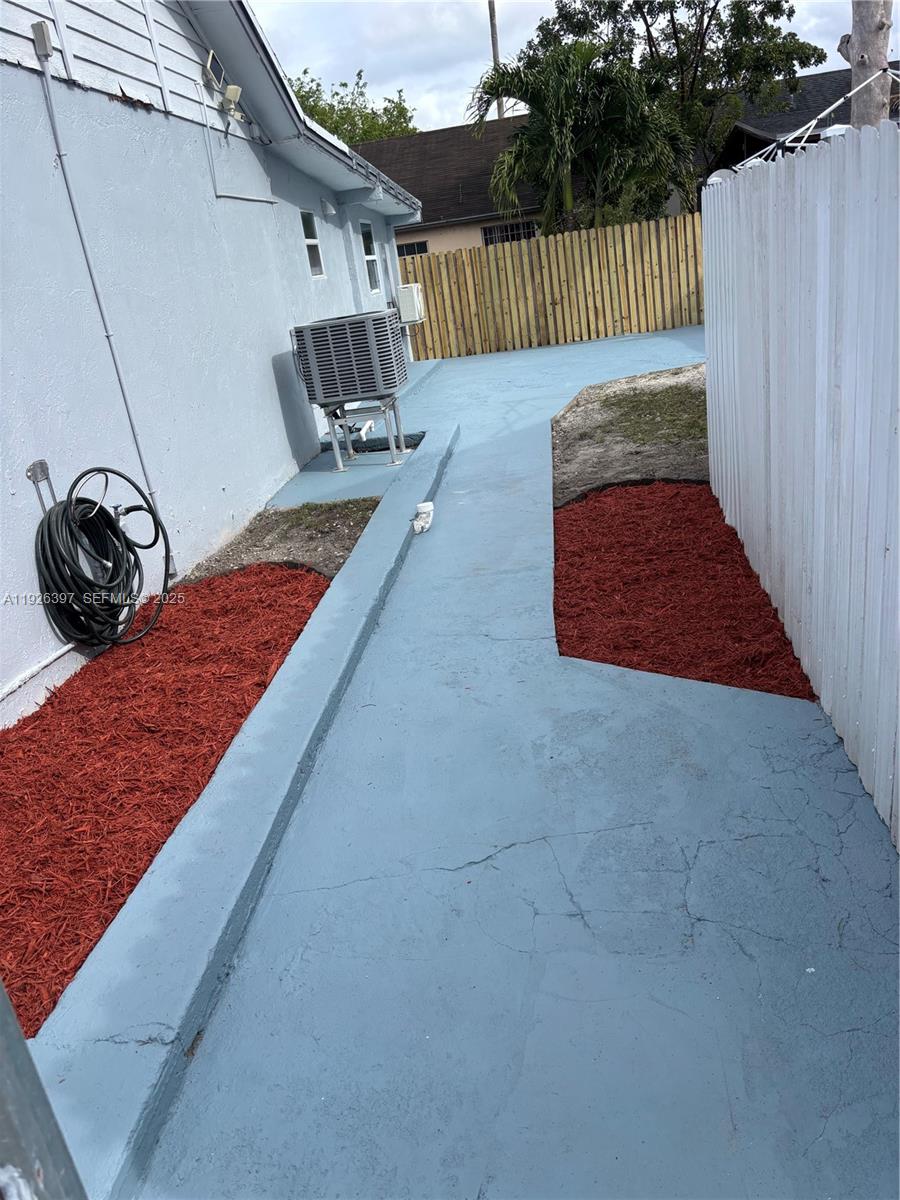 LESLIE PATIO HOMES SEC 3 - Residential Lease