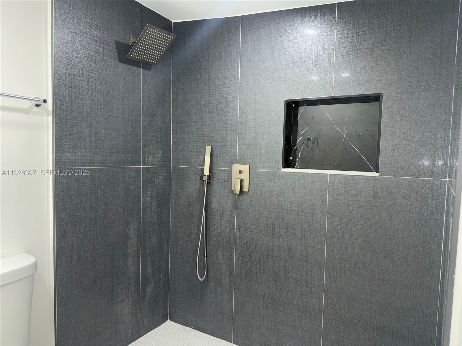 LESLIE PATIO HOMES SEC 3 - Residential Lease