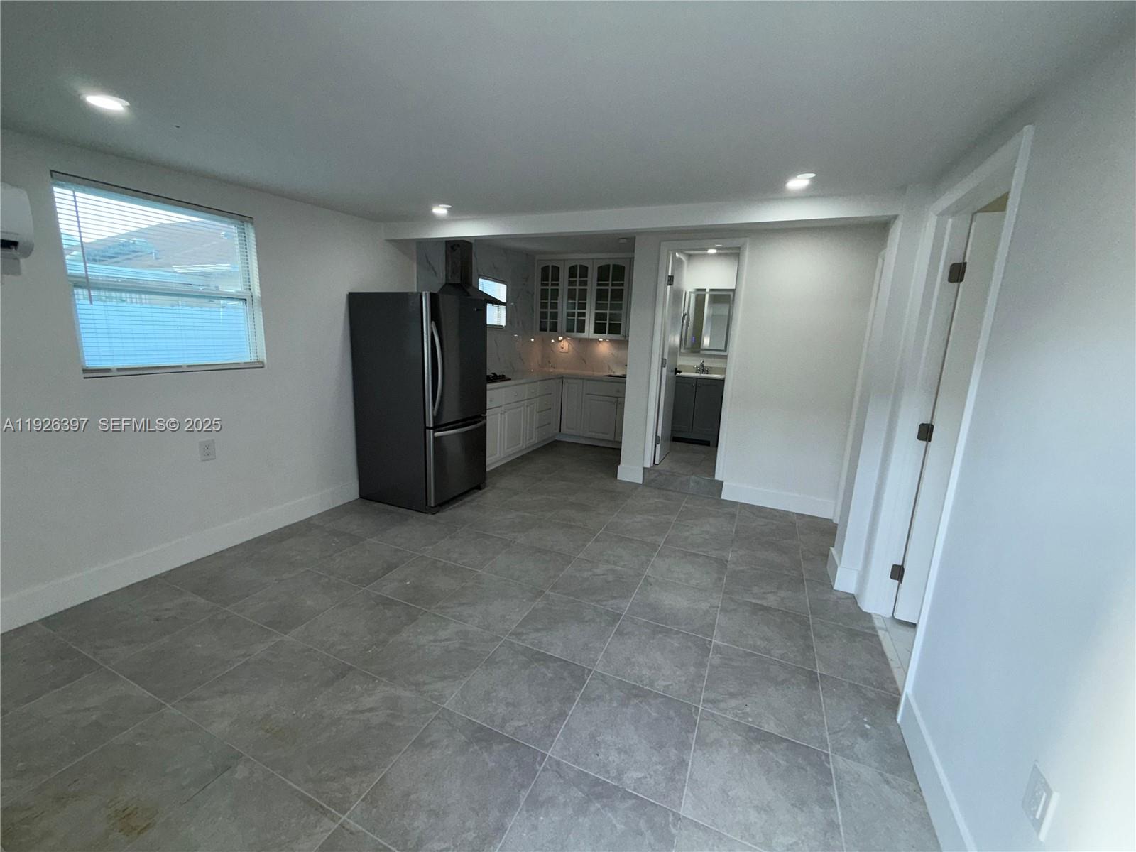 LESLIE PATIO HOMES SEC 3 - Residential Lease