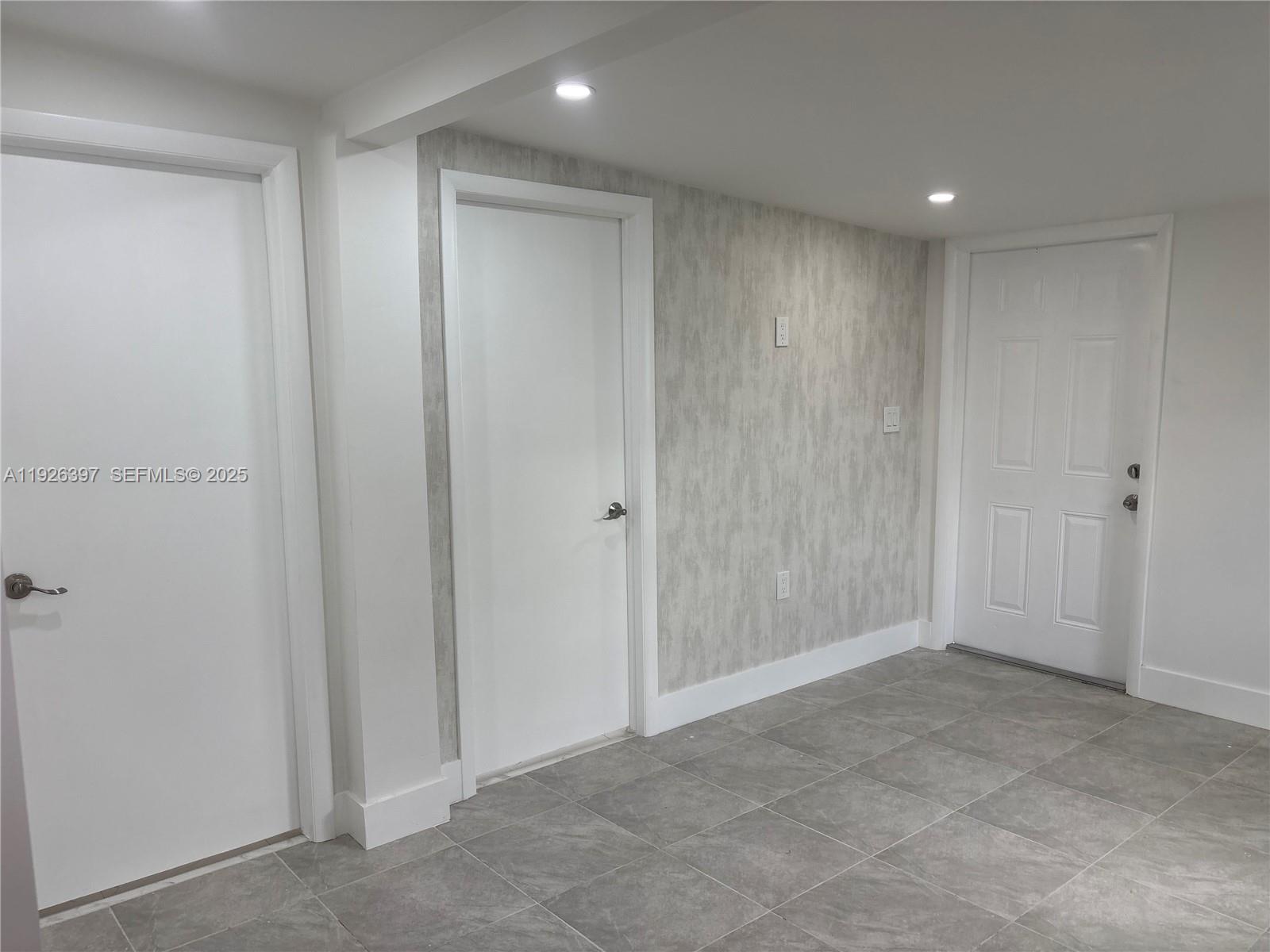 LESLIE PATIO HOMES SEC 3 - Residential Lease