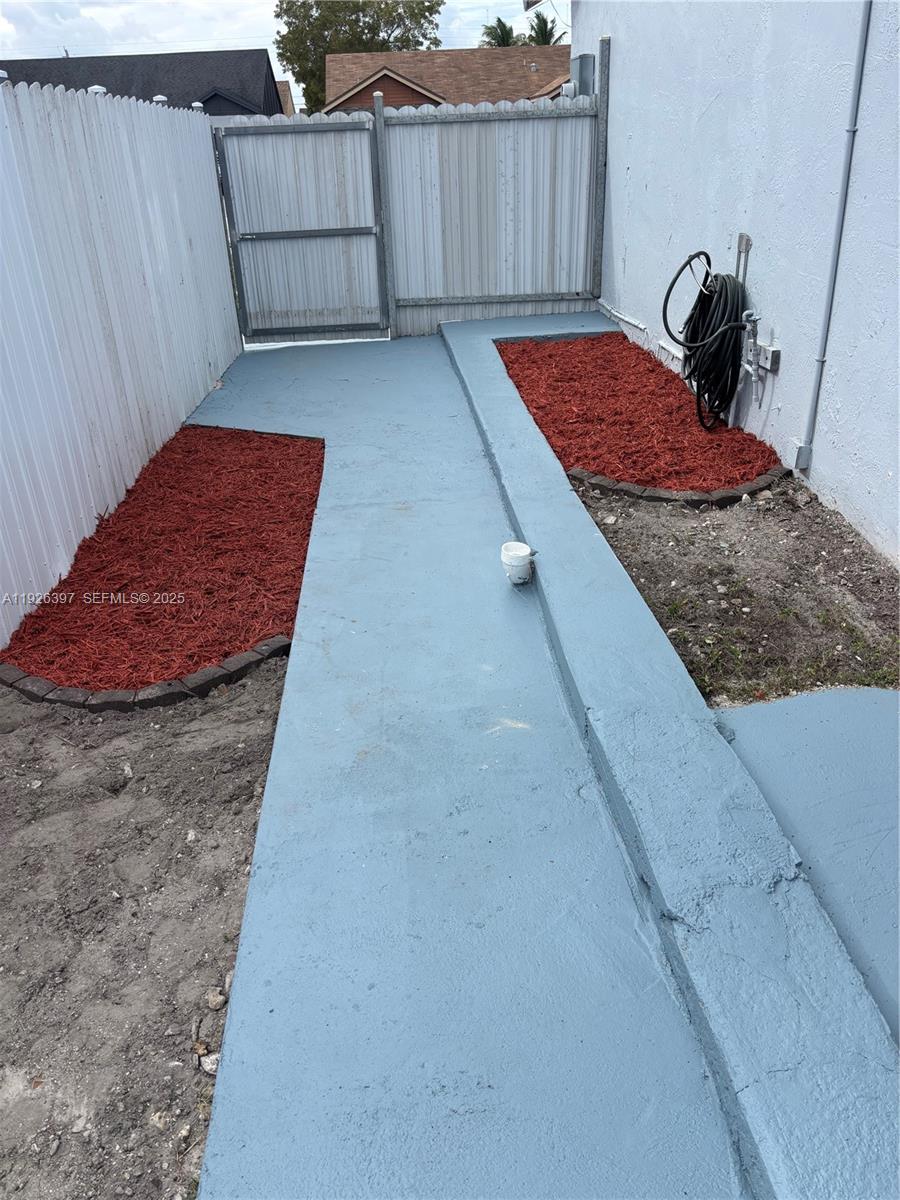 LESLIE PATIO HOMES SEC 3 - Residential Lease