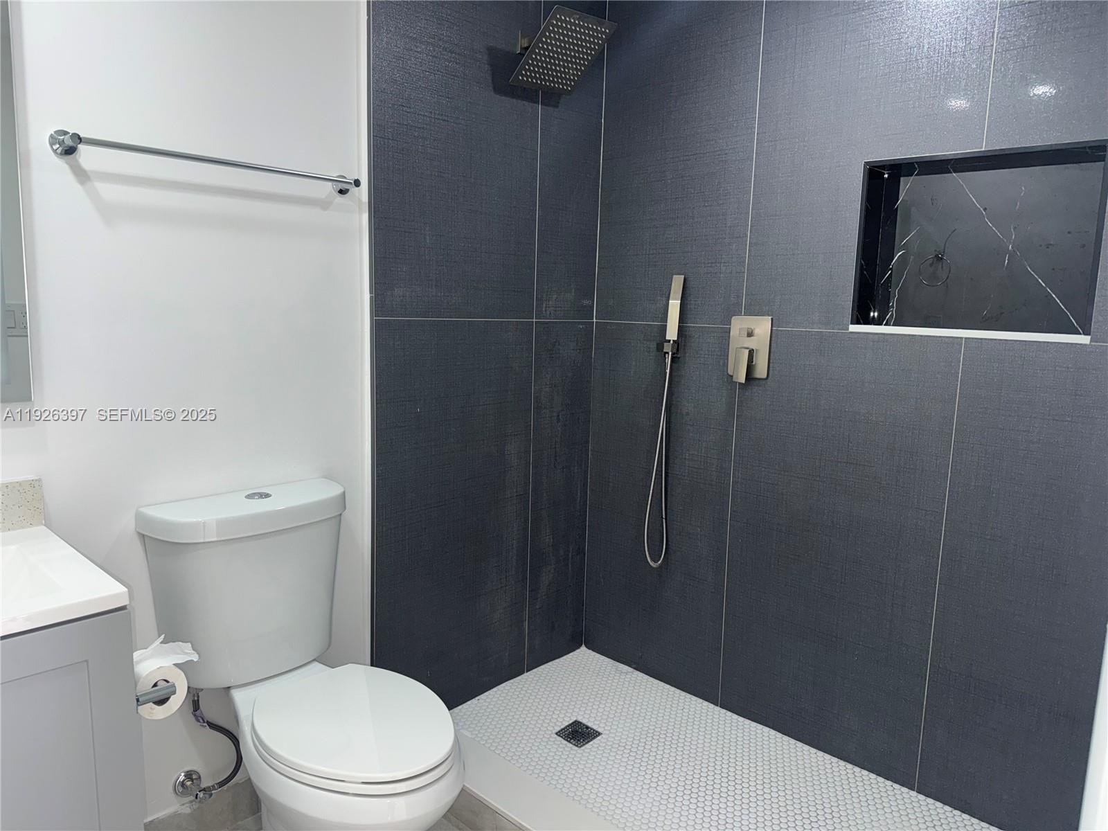 LESLIE PATIO HOMES SEC 3 - Residential Lease