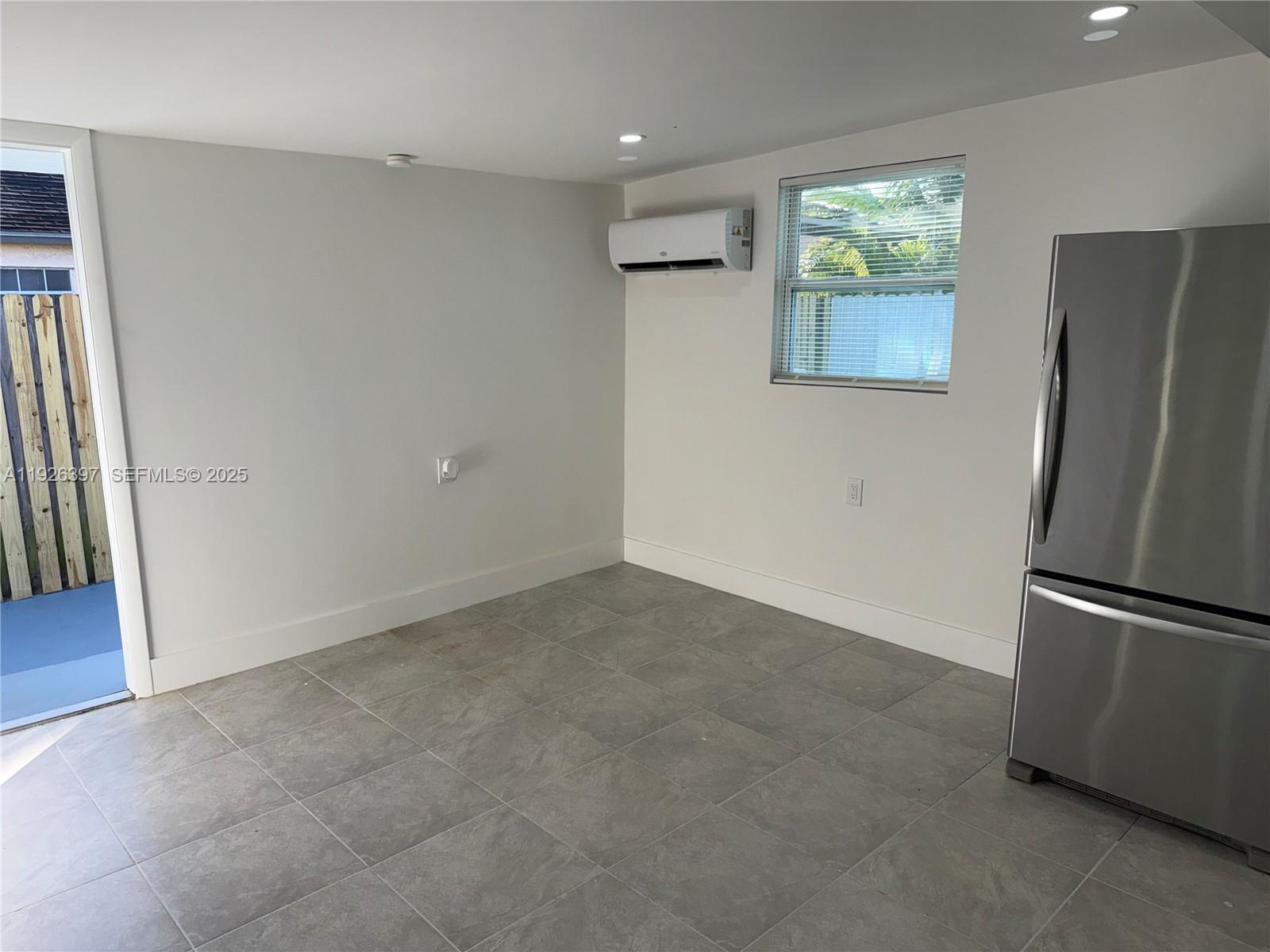 LESLIE PATIO HOMES SEC 3 - Residential Lease