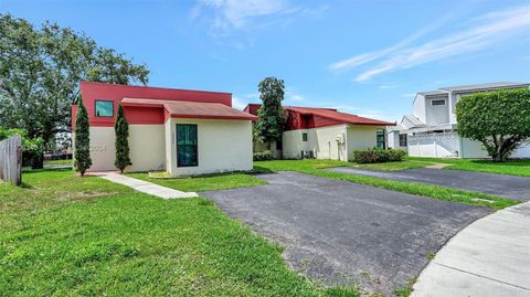 Single Family Residence in Pembroke Pines FL 10024 14th Street St.jpg