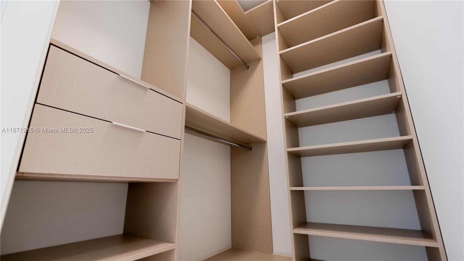 300 BISCAYNE BLVD WAY COND - Residential