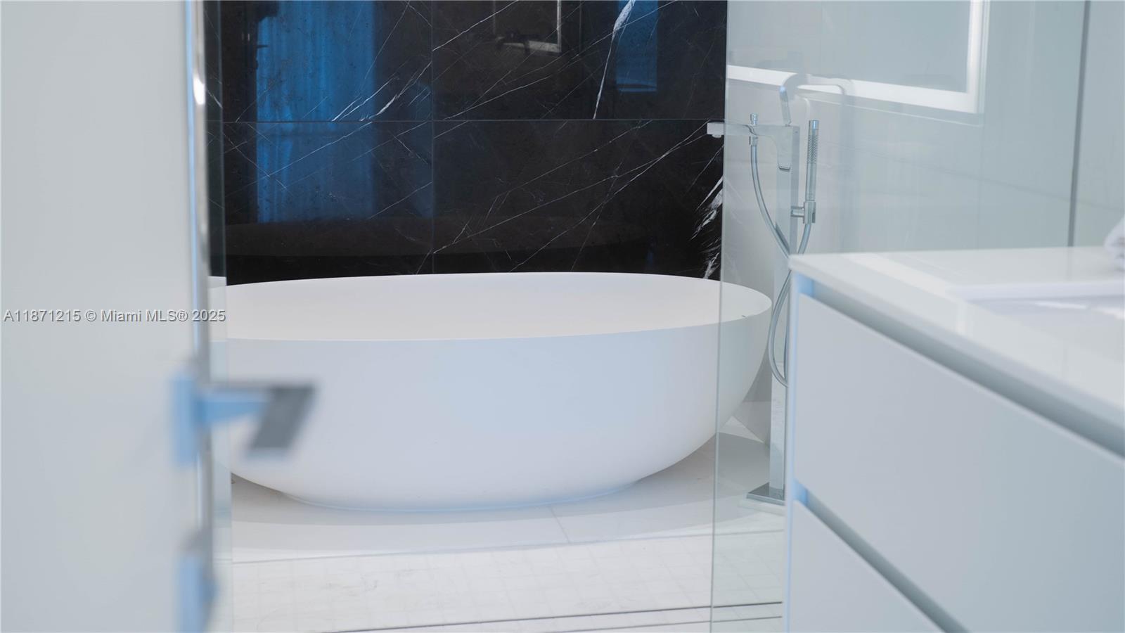 300 BISCAYNE BLVD WAY COND - Residential