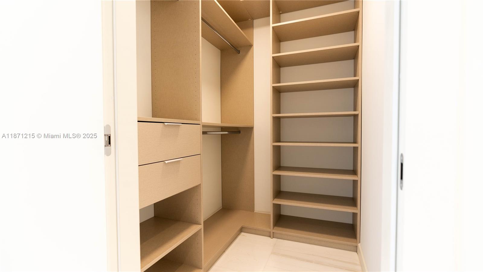 300 BISCAYNE BLVD WAY COND - Residential