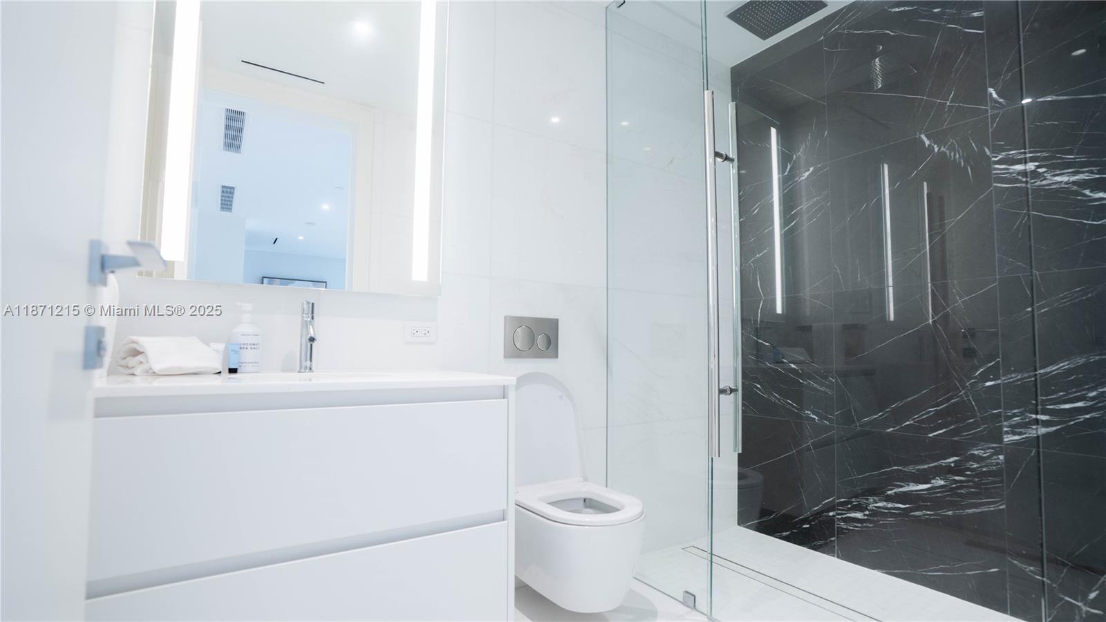 300 BISCAYNE BLVD WAY COND - Residential