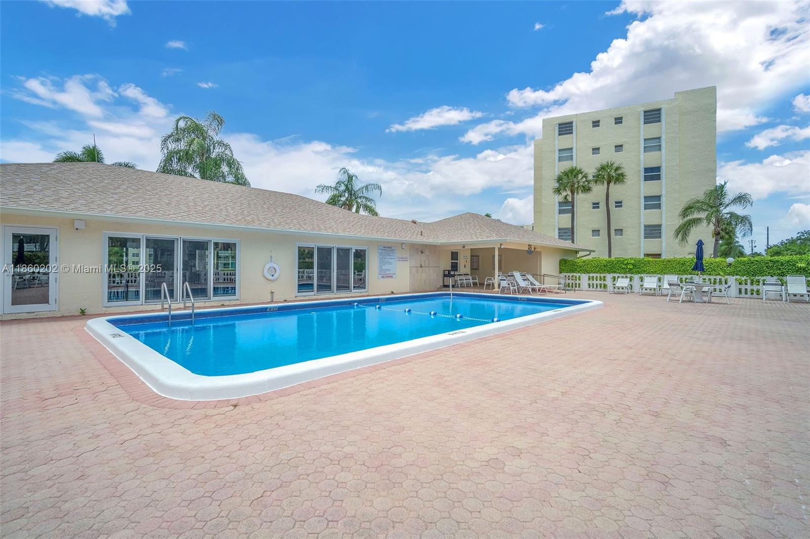 MEADOWBROOK LAKES VIEW CO - Residential