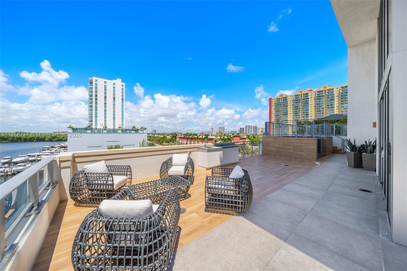 PARQUE TOWERS CONDO - Residential