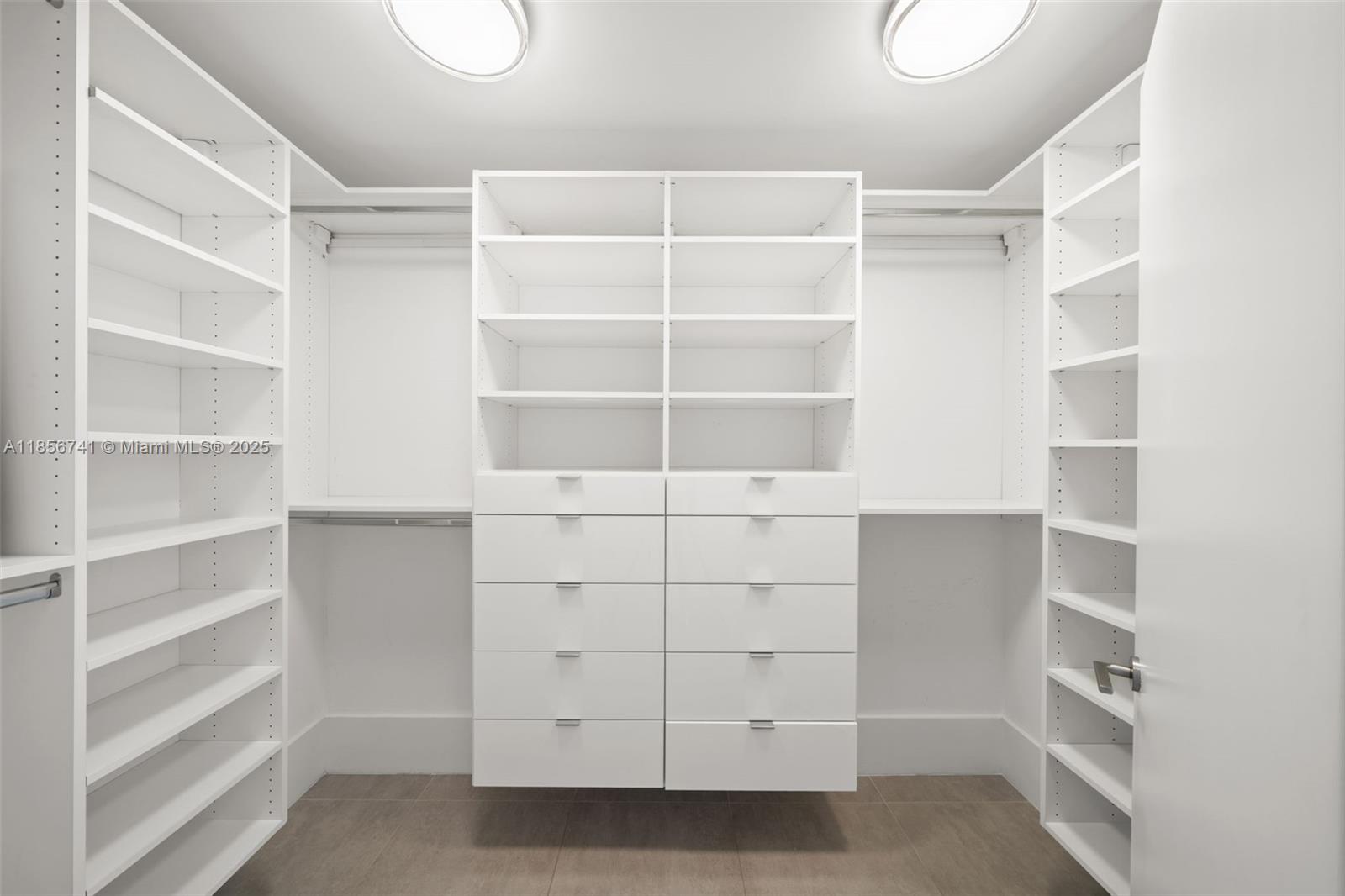 PARQUE TOWERS CONDO - Residential