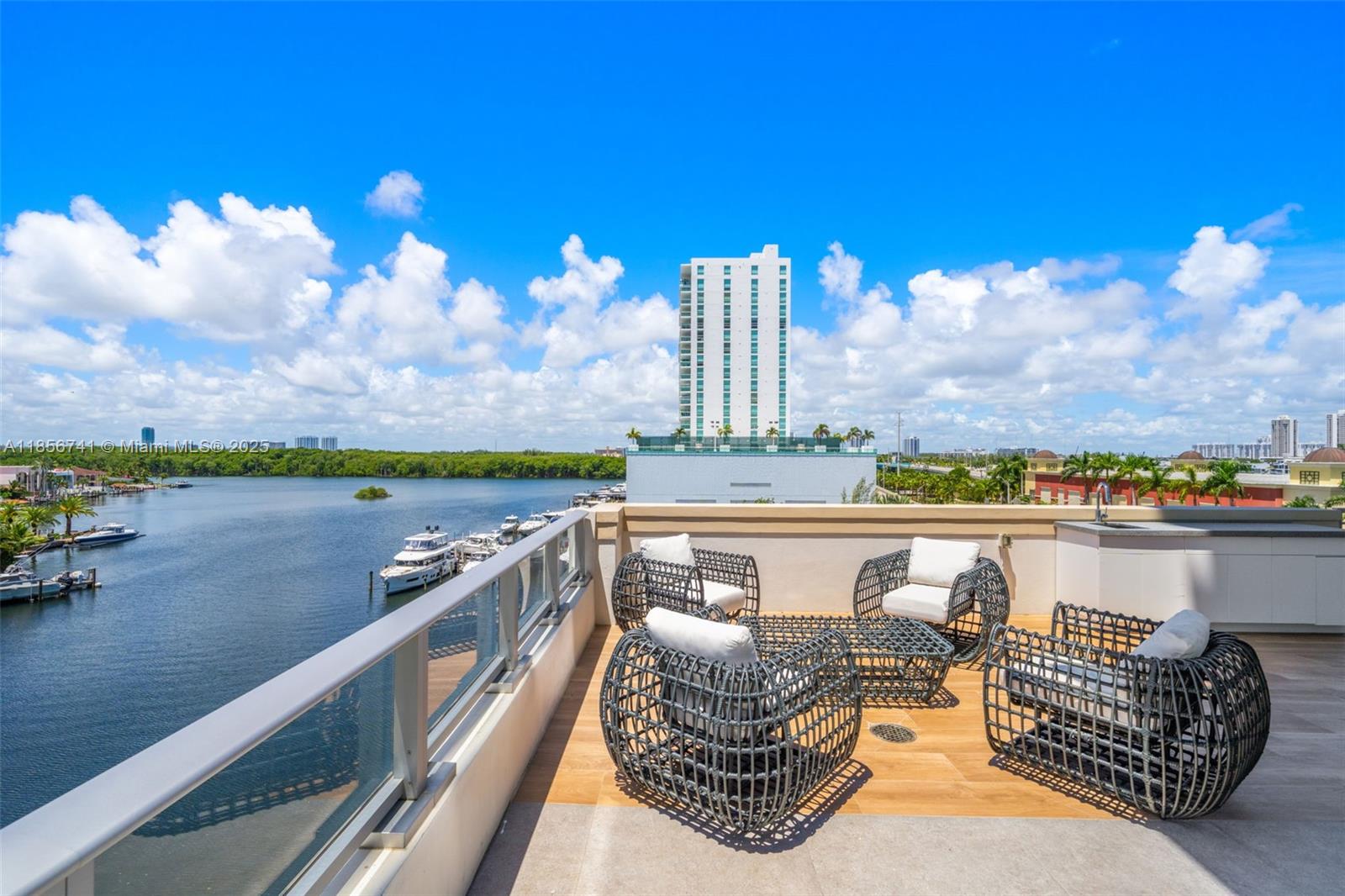 PARQUE TOWERS CONDO - Residential