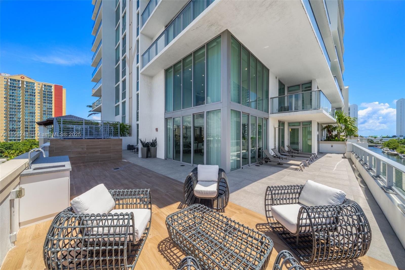 PARQUE TOWERS CONDO - Residential