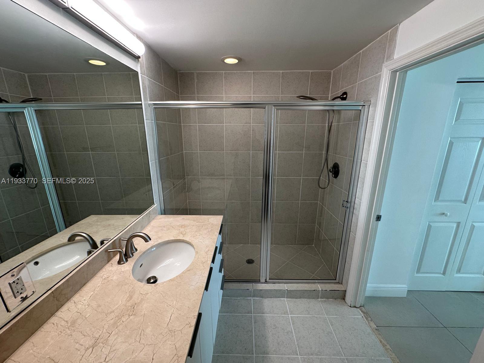 HOLLYWOOD STATION RES CON - Residential