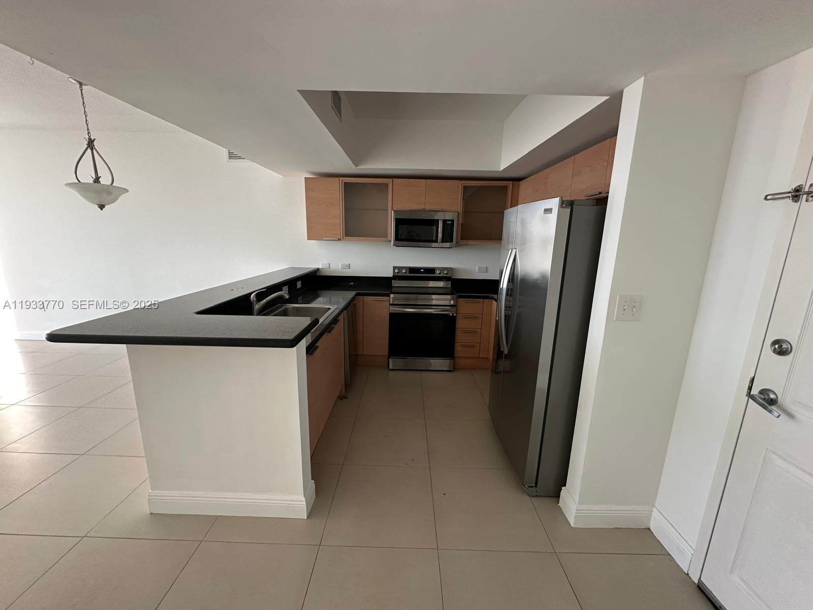 HOLLYWOOD STATION RES CON - Residential