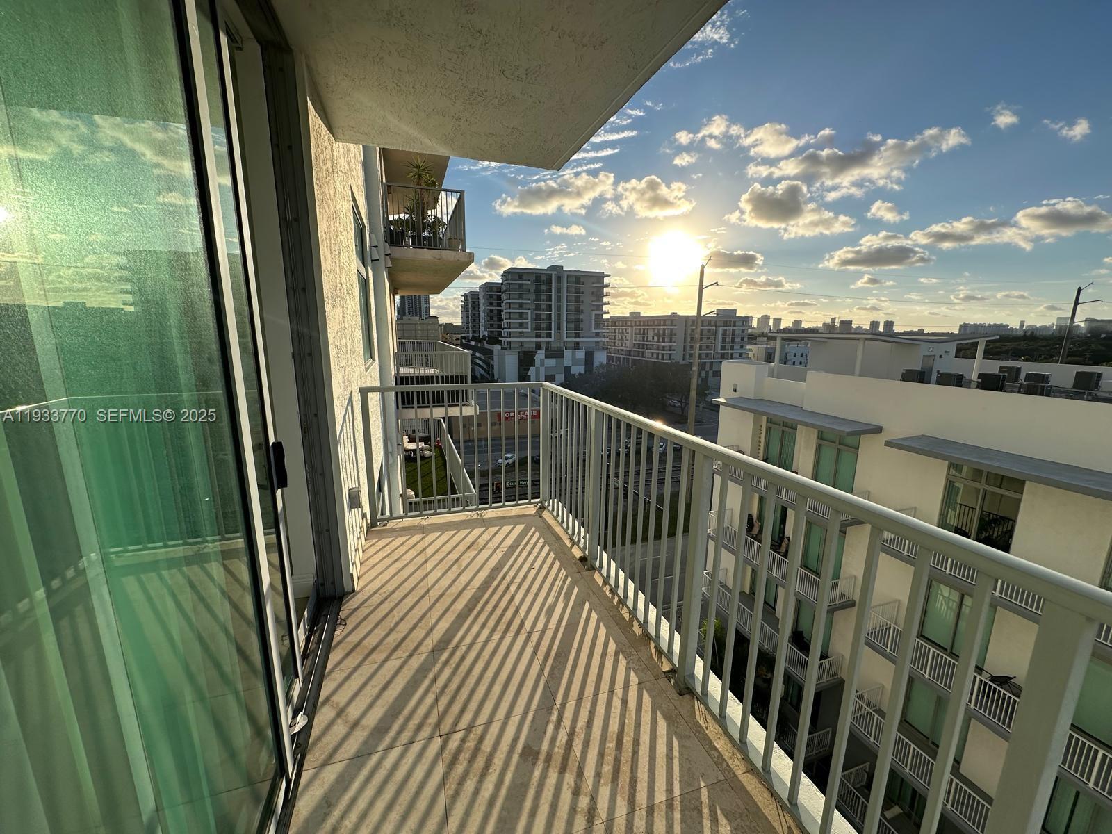 HOLLYWOOD STATION RES CON - Residential