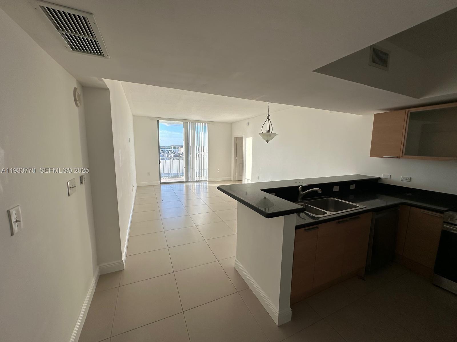 HOLLYWOOD STATION RES CON - Residential